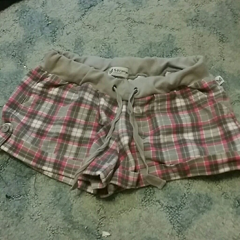 Stretchy plaid shorts