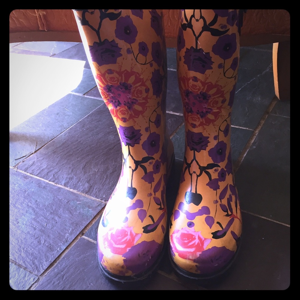 Rain boots (size 9)