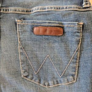 Wrangler booty up Jeans mid rise, curvy fit.