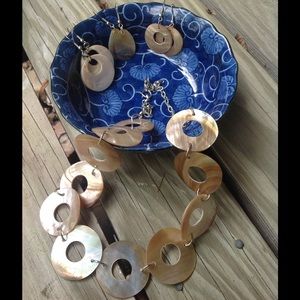📣🎉🇺🇸 3 Pairs Shell Earrings, 1 Necklace