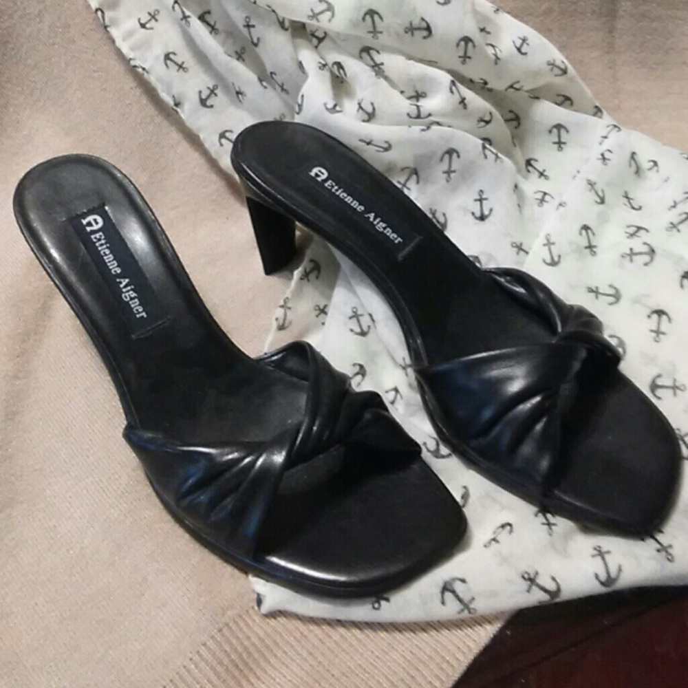 Etienne Aigner black leather mini pumps