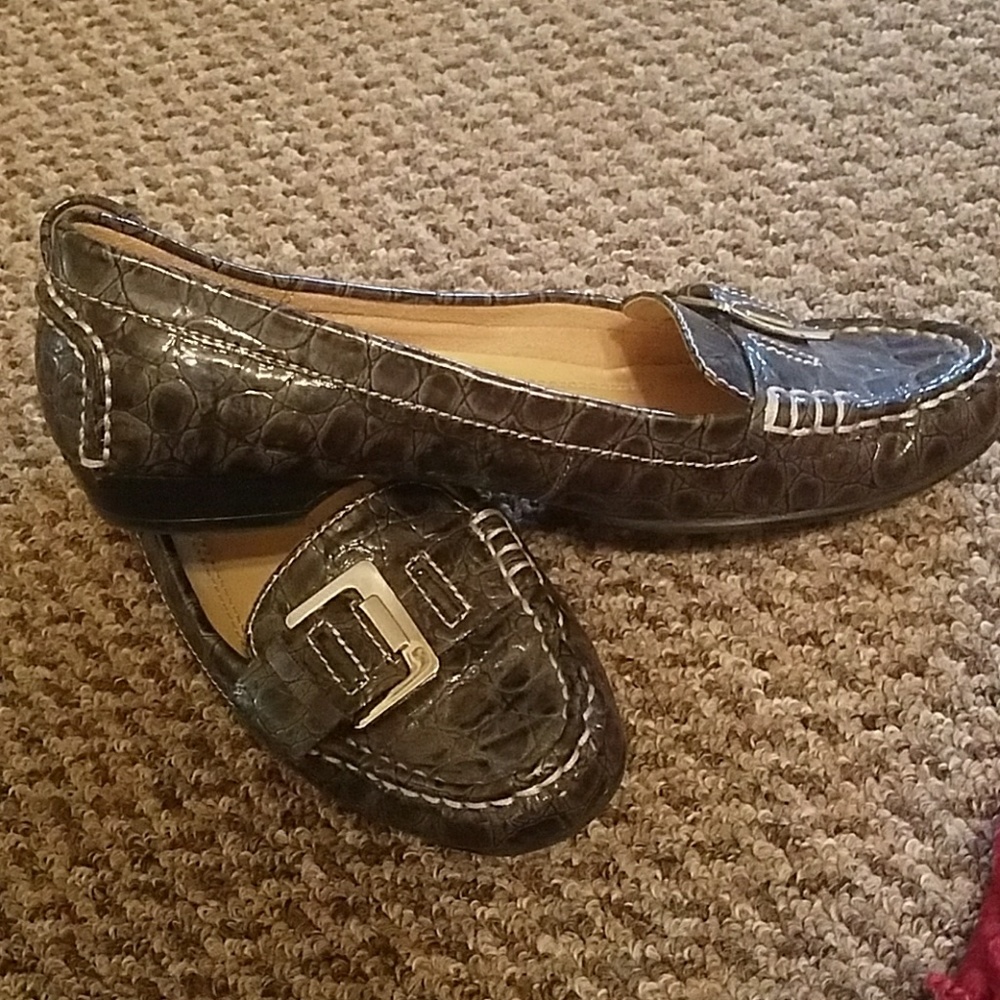 Flats - Picture 2 of 3