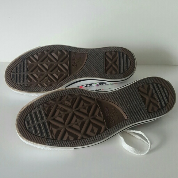 ⭐Weekend Wear Host Pick⭐  Chuck Taylor's NWOT - Picture 5 of 8