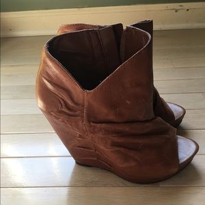 Carlos wedges