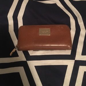 Michael KORS camel leather wallet with zipper