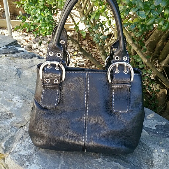 Tignanello Handbags - Tignanello black leather bucket purse