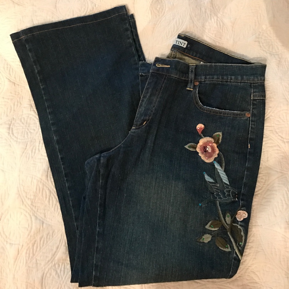 🌻 Jeans embroidered crystal back pockets.