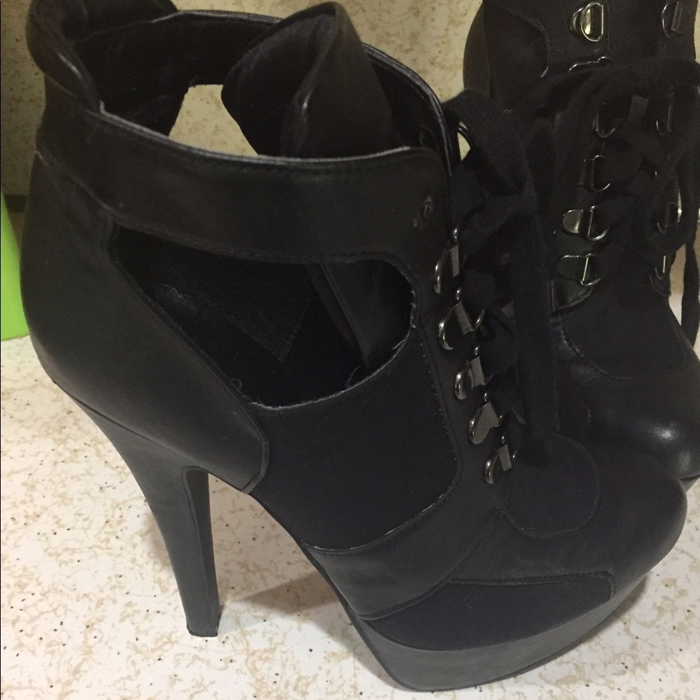 Qupid platform cutout booties sz 7