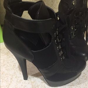 Qupid platform cutout booties sz 7