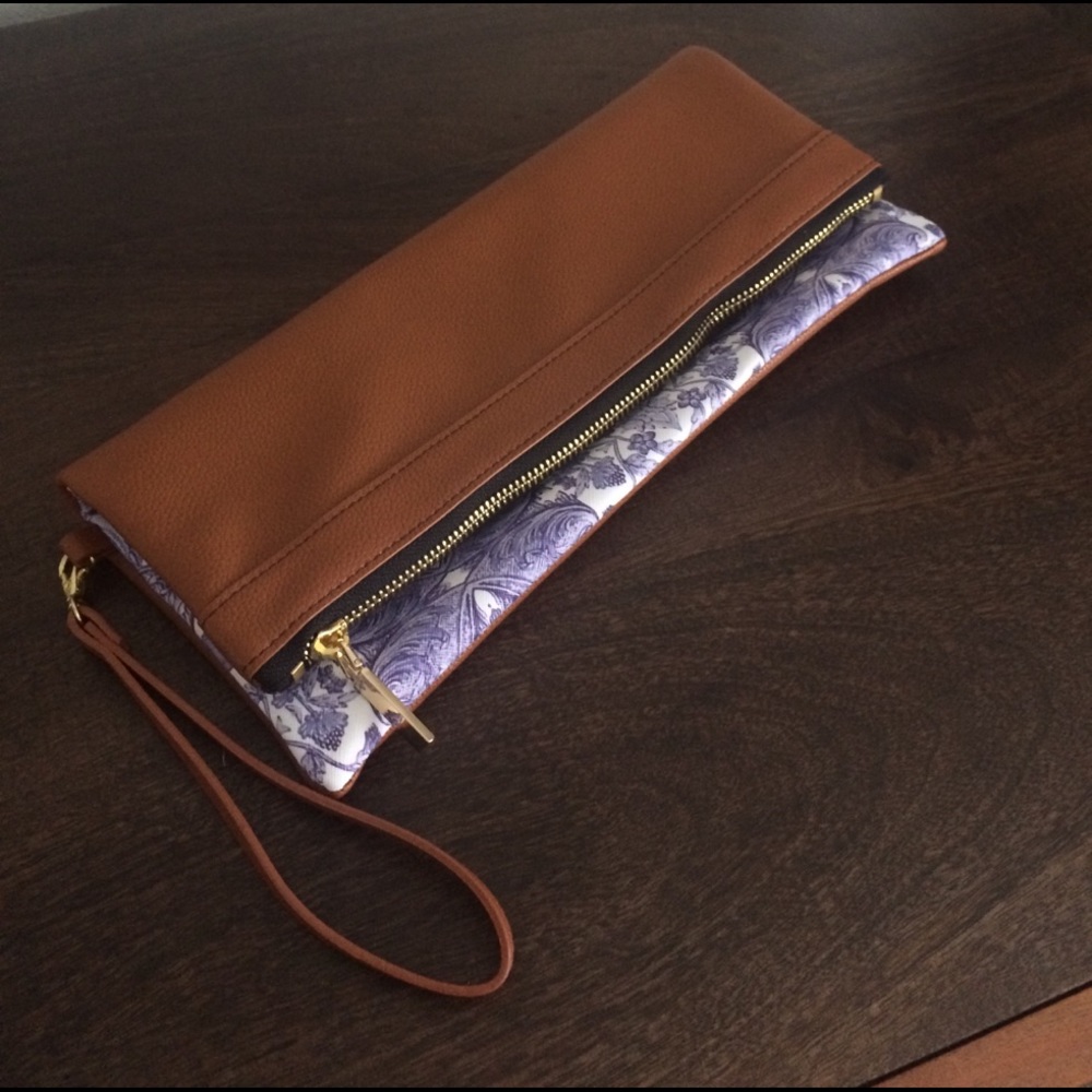 Foldover clutch