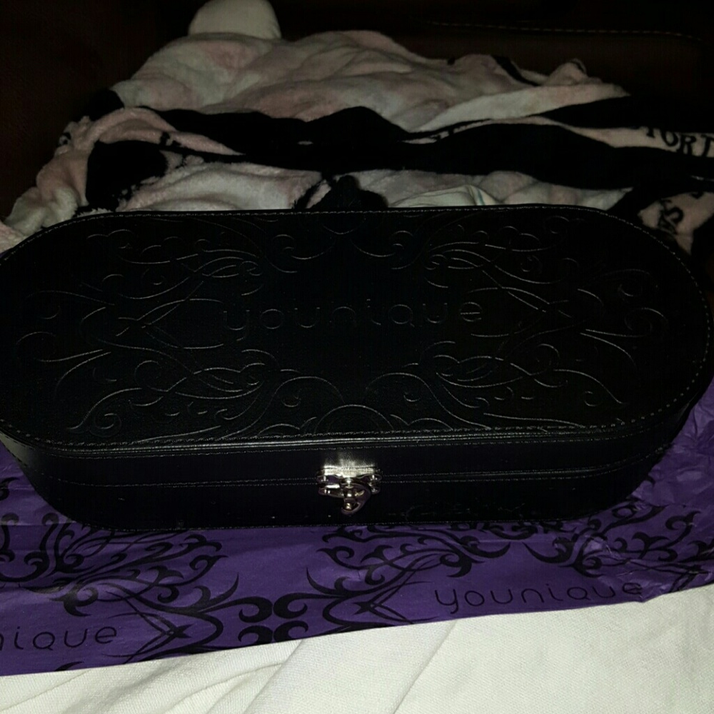 YOUNIQUE AUTHENTIC MAKEUP CASE