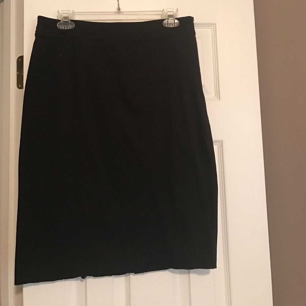 Black pencil skirt w/ pleat detailing size 8