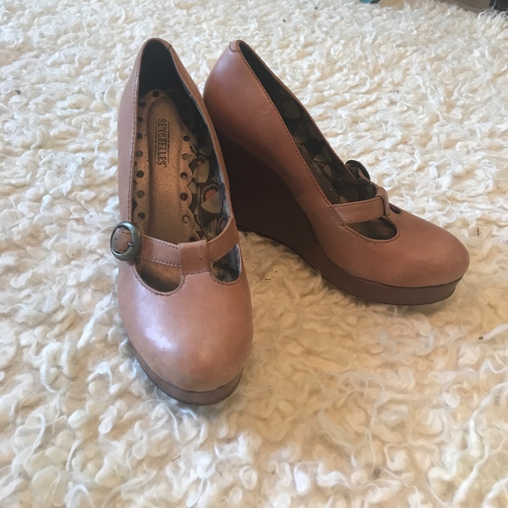 Seychelles closed toed wedges