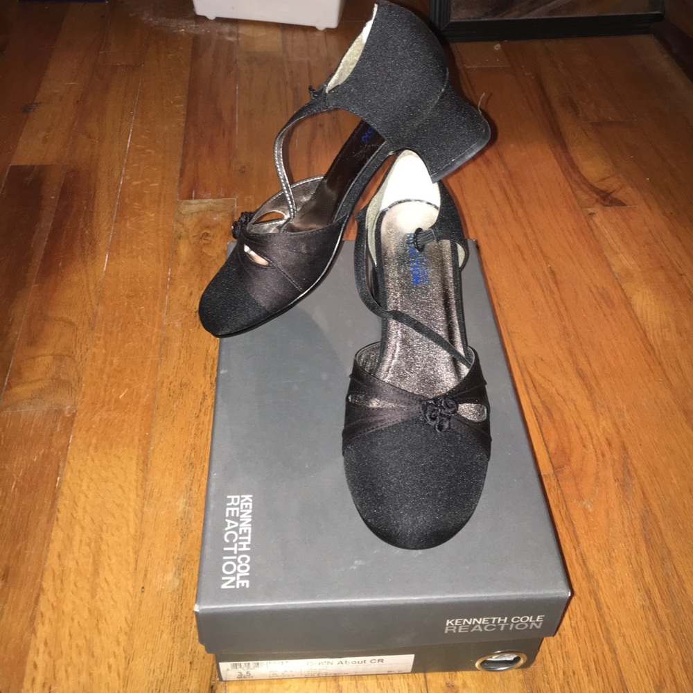 Kids dress shoe. Size 3.5 black Kenneth Cole