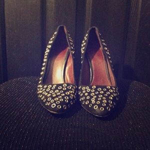 Eyelet Pravda pumps