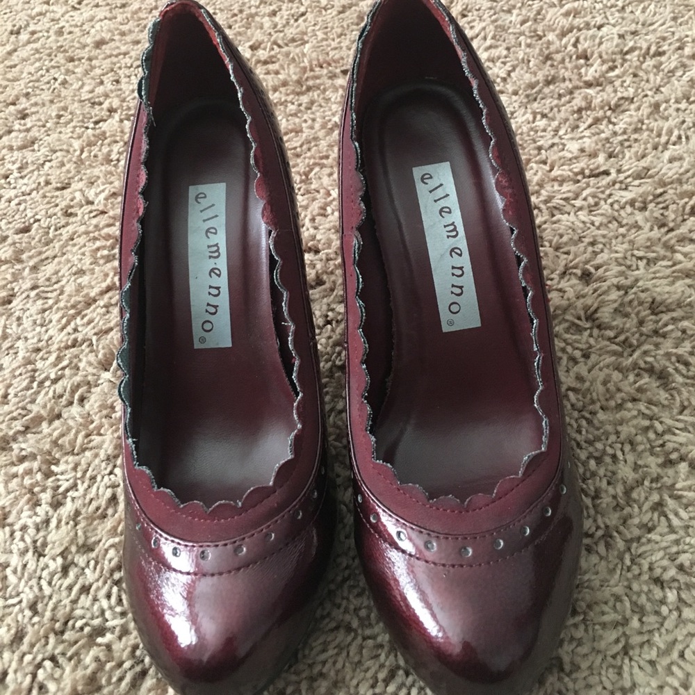 Ellemenno burgandy Scalloped Heels size 6M