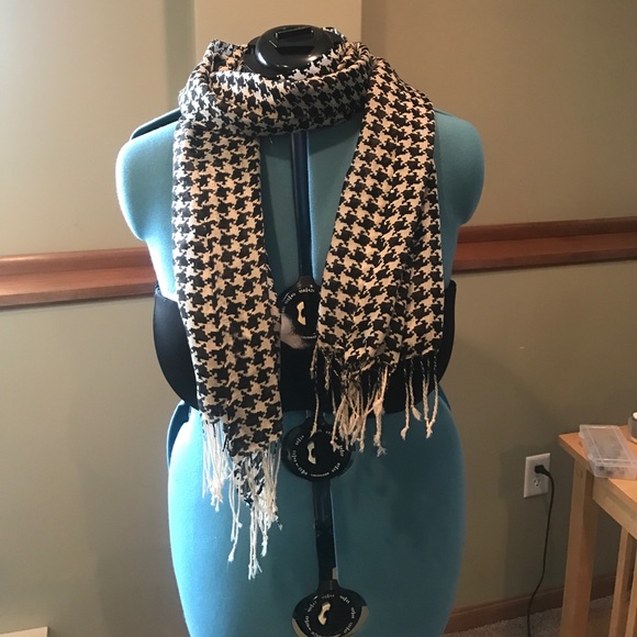 Accessories - Black and white houndstooth scarf