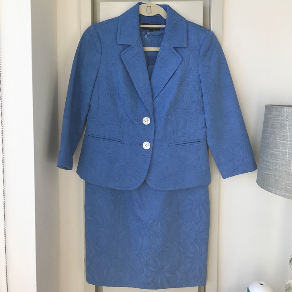 Sleeveless shift dress with matching jacket