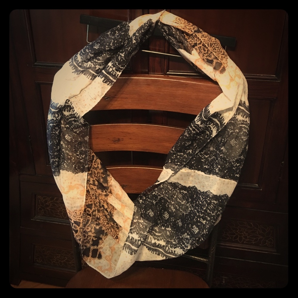 Light weight Infinity scarf - Picture 3 of 3