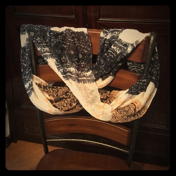 Light weight Infinity scarf - Picture 1 of 3
