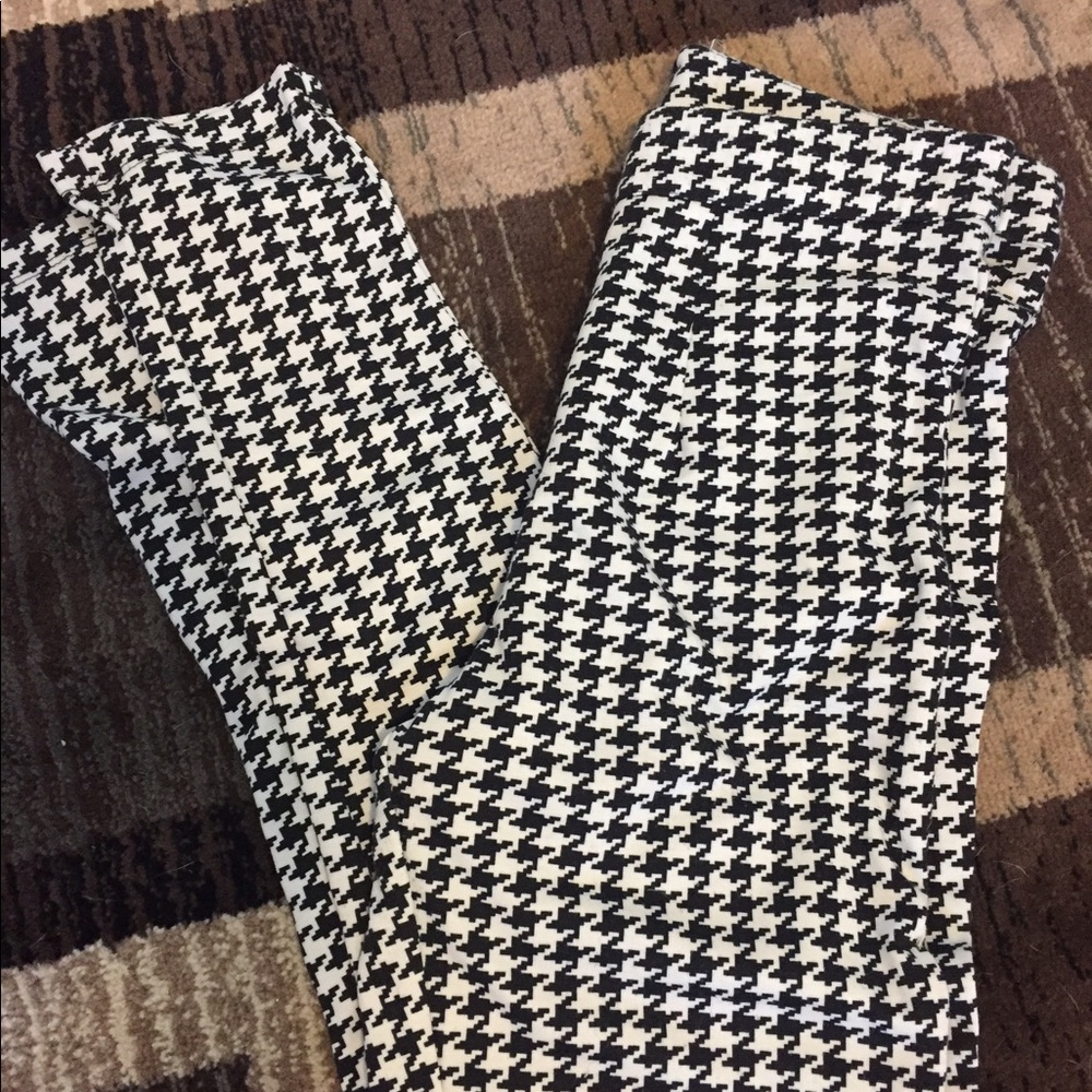 Black and white zipped leggings