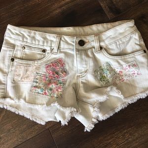 Patch detail cut off shorts 🌼🌸