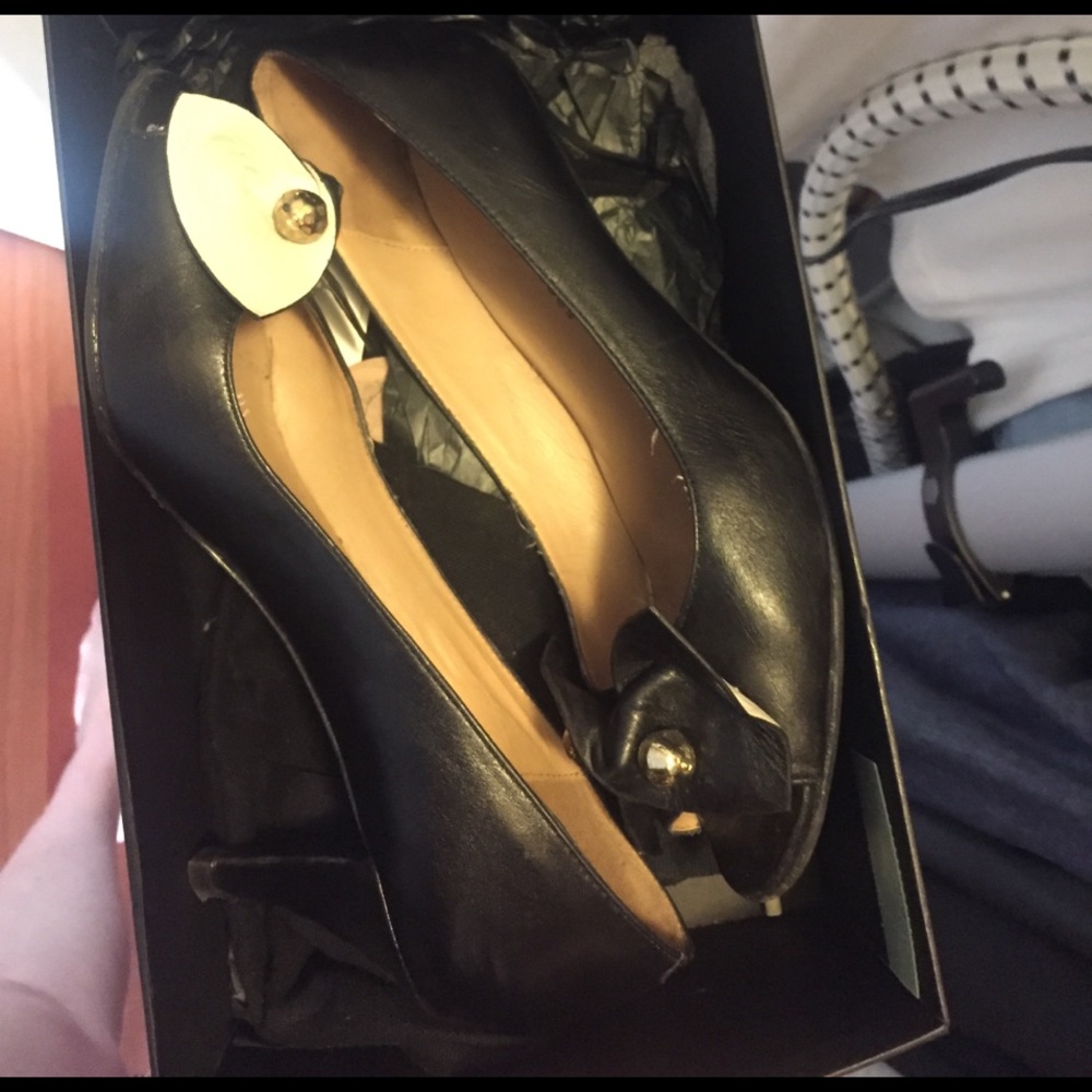 ISO Marc Jacobs 605641 Milk Black and Gold Pump - Picture 5 of 5