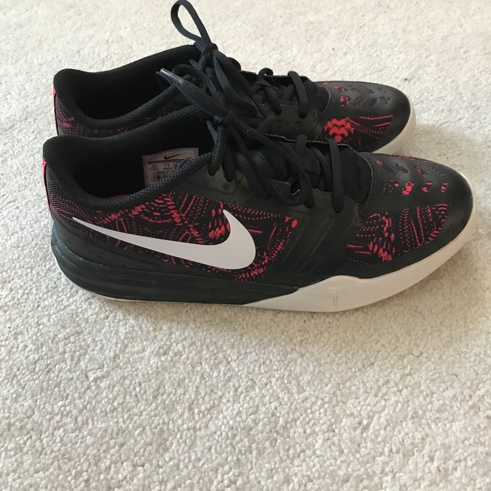 Boys Nike red and black sneaker boys6,women8