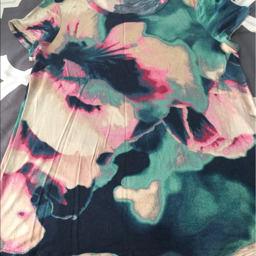 Cute short sleeve shirt, good condition.