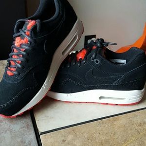 Nike women's air max 1