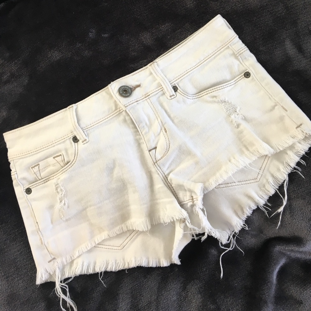 BULLHEAD WHITE FRAYED SHORT SHORT