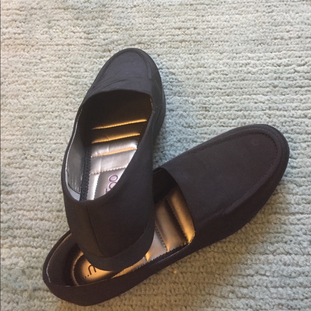 NWOT Black 1 inch flat Me Too Shoes!