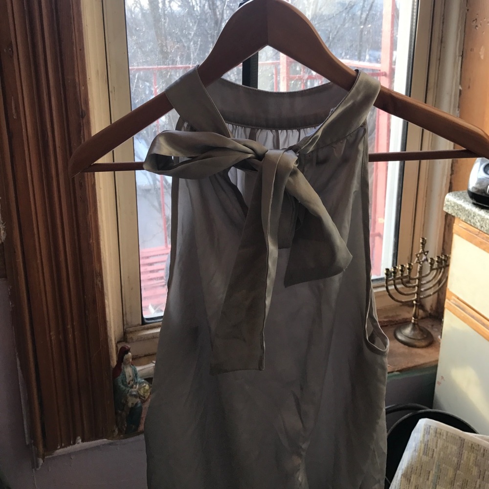 Shiny back bow tie elastic bottom sleeveless top