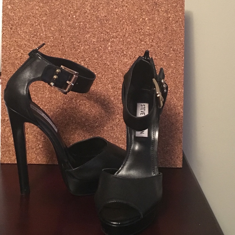 Steve Madden black open toed pumps