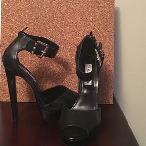 Steve Madden black open toed pumps