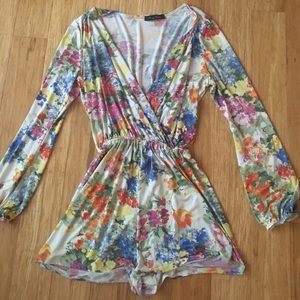 SOLD ❌Honey punch floral Romper size small