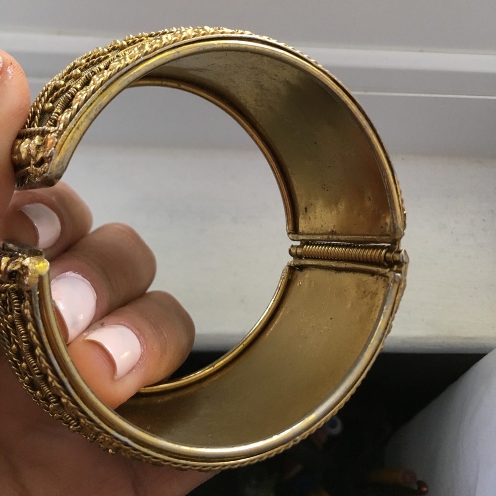 Gold bangle! 🔔 - Picture 3 of 5