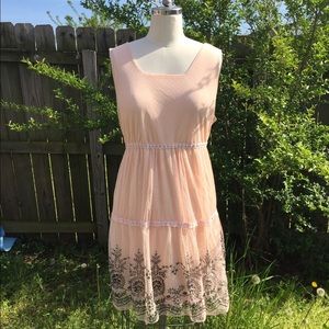 🎉HP 4/9🎉 Lt pink, dotted-lace sleeveless dress