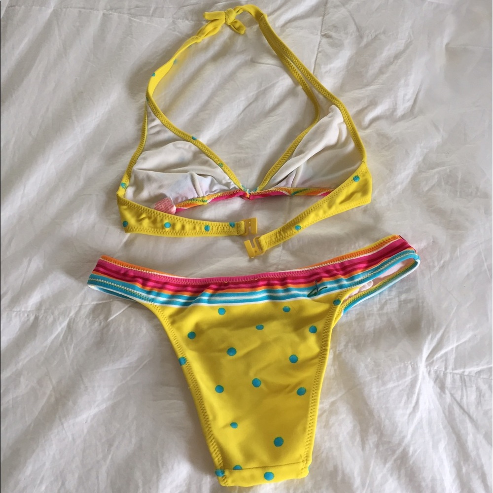 Adorable Brazilian cut bikini - Picture 2 of 3