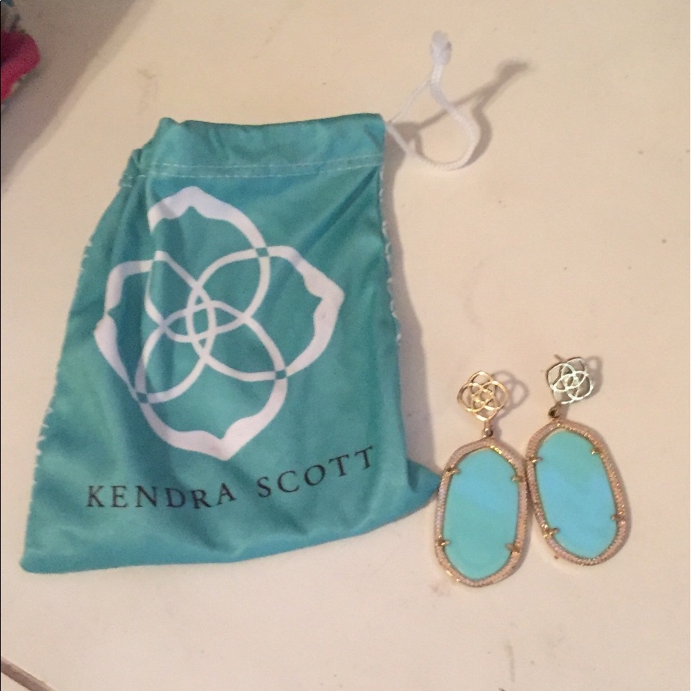 Kendra Scott look alike