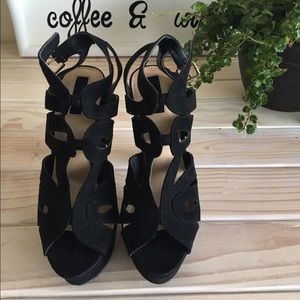 Black Platform Heels w/ Gold Buckle 💋