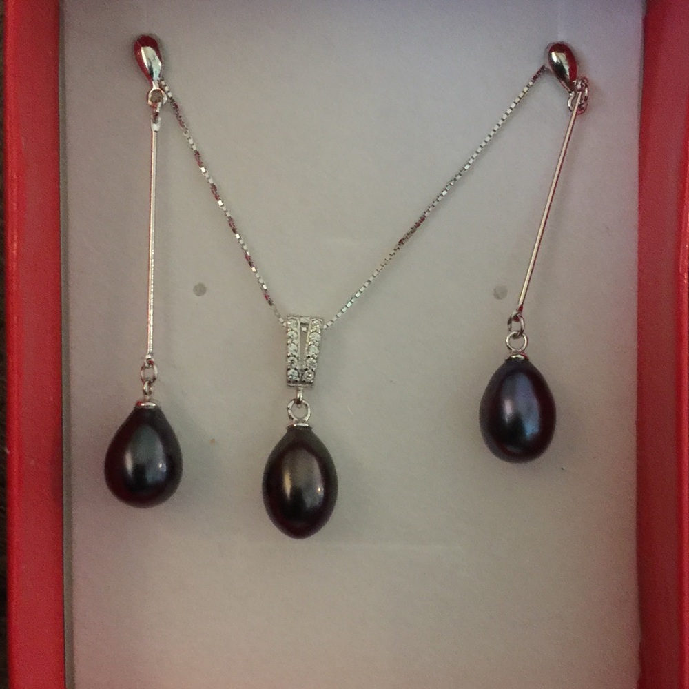 Brand New 925 sliver set black pearl