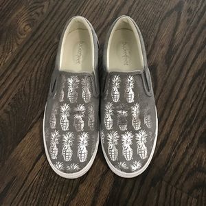 Silver with Pineapples Bucket Feet