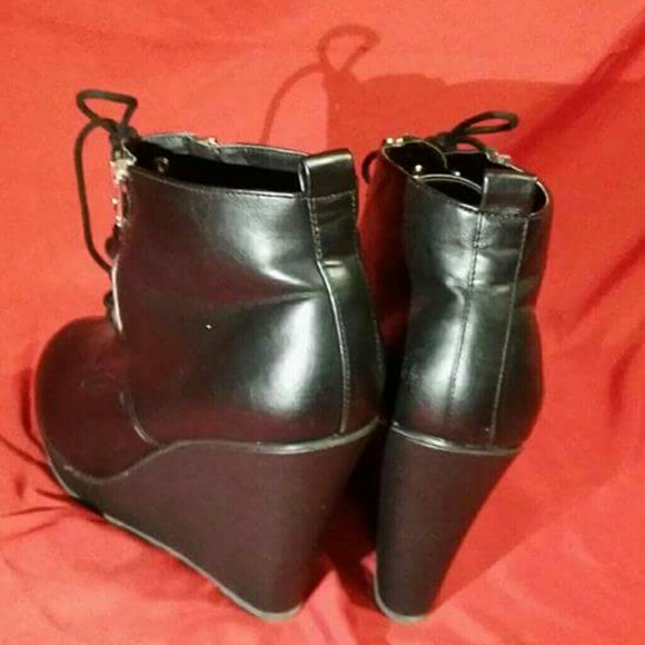Black torrid lace up wedge platform boots - Picture 2 of 2