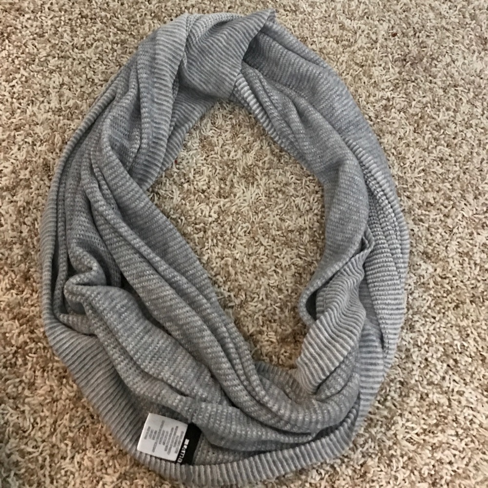 Grey Lined Pattern Scarf