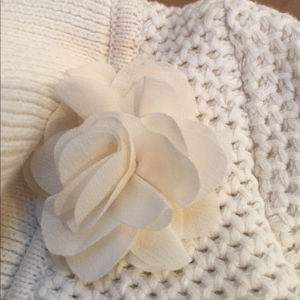 Sweet little cream cardigan size 2T - Picture 3 of 3