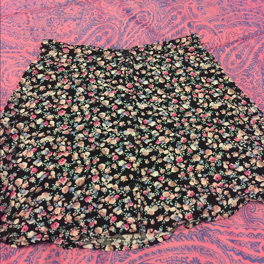 Cute floral skirt that's from H&M