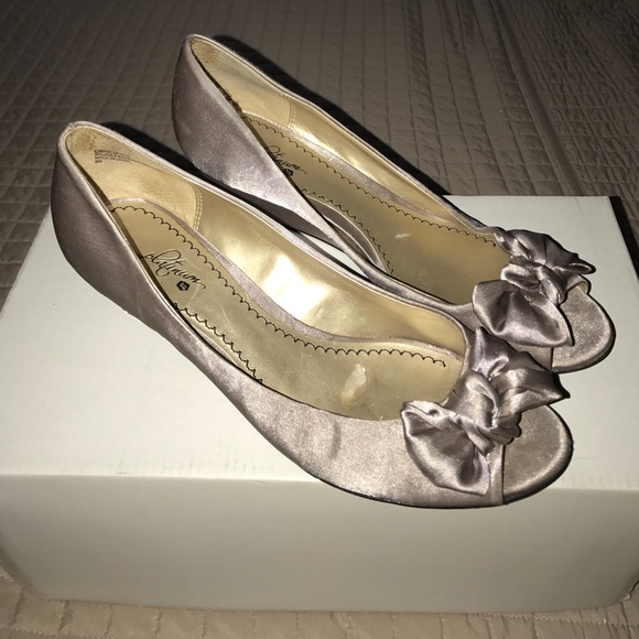 Fabric Silver Pumps - Picture 3 of 3