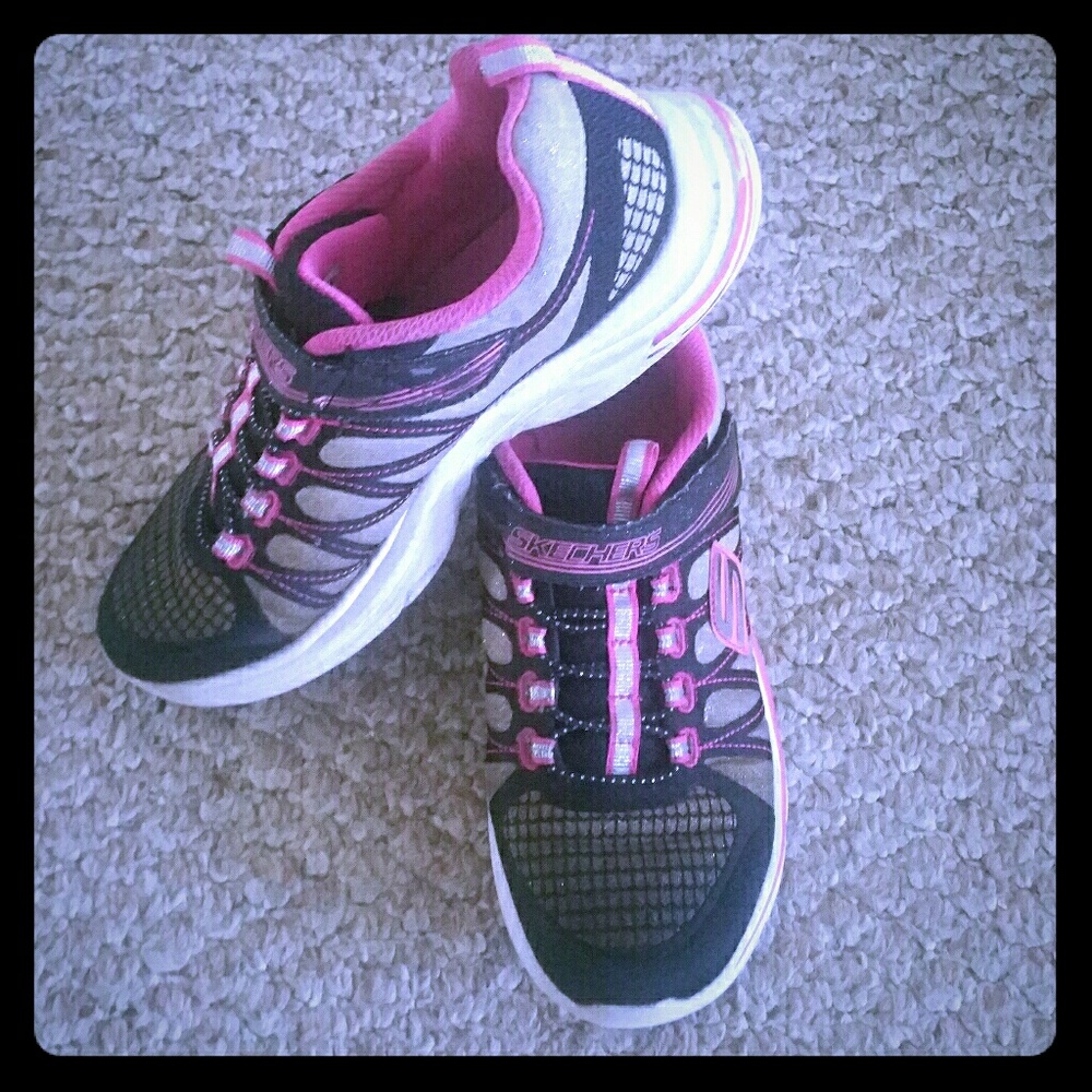 Pink & Black Girls Sketchers Tennis Shoes