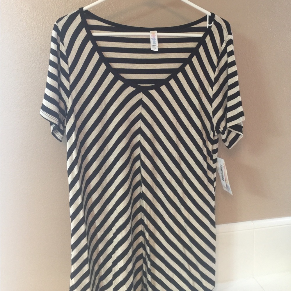 NWT LuLaRoe large classic tee
